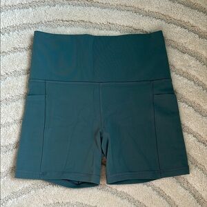 Athleta Salutation Stash 5in Short